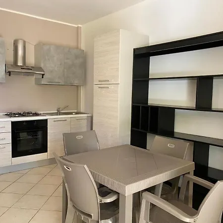 Apartment Il Faro Con Giardino In Con Piscina