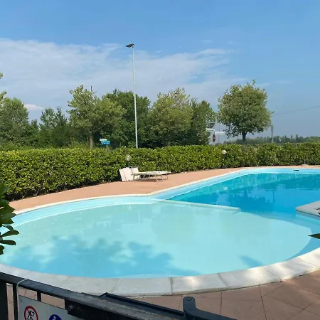 Apartment Il Faro Con Giardino In Con Piscina
